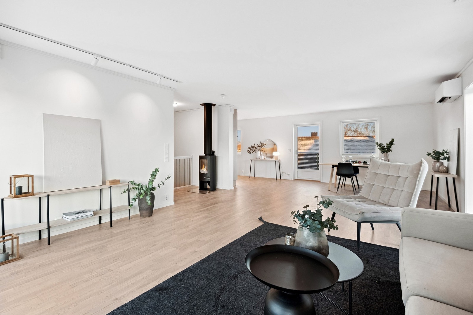 Stor stue med god plass til ulike møbelgrupper. Galleribilde