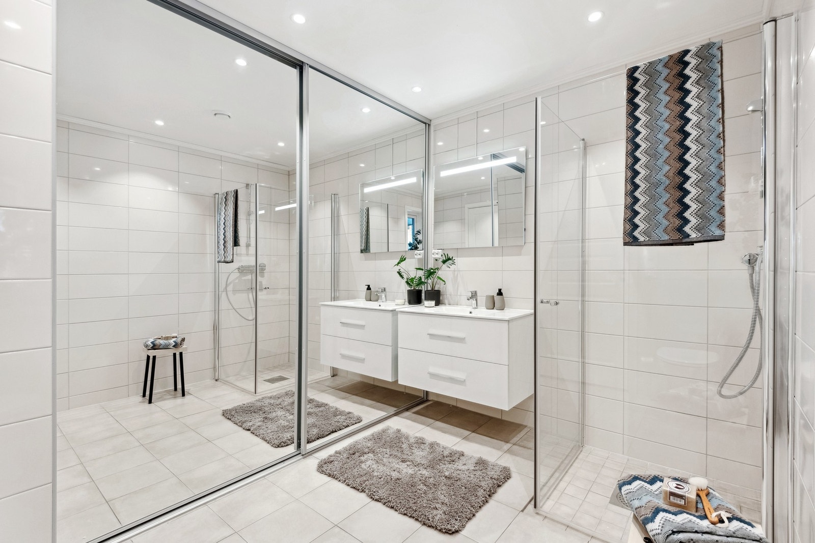 Boligen har oppgradert standard med bl.a. beige fliser på bad i varierte størrelser. Varmtvannstank og plass til vaskemaskin skjult bak skyvedører med speil. Galleribilde