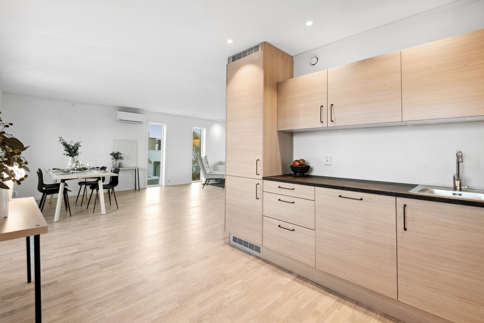 Nydelig kjøkken i Unik eik struktur kombinert med sort benkeplate. Integrerte hvitevarer. Galleribilde