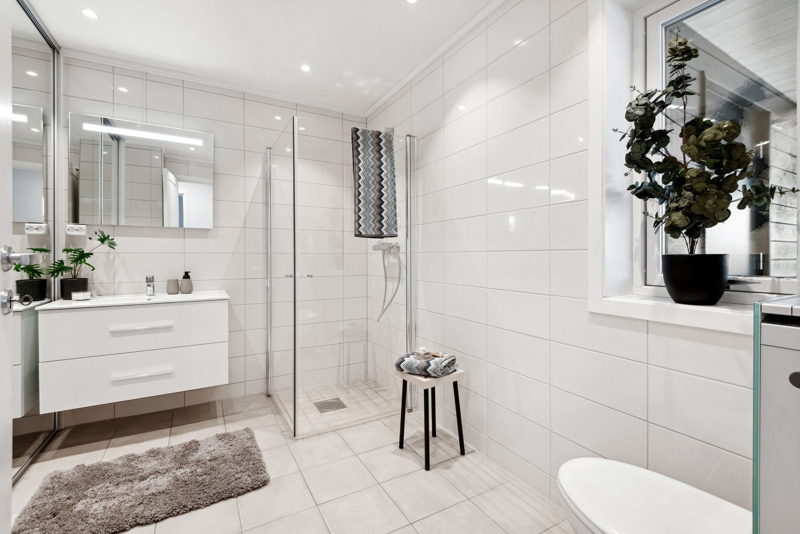 Delikat bad i lune farger. Galleribilde