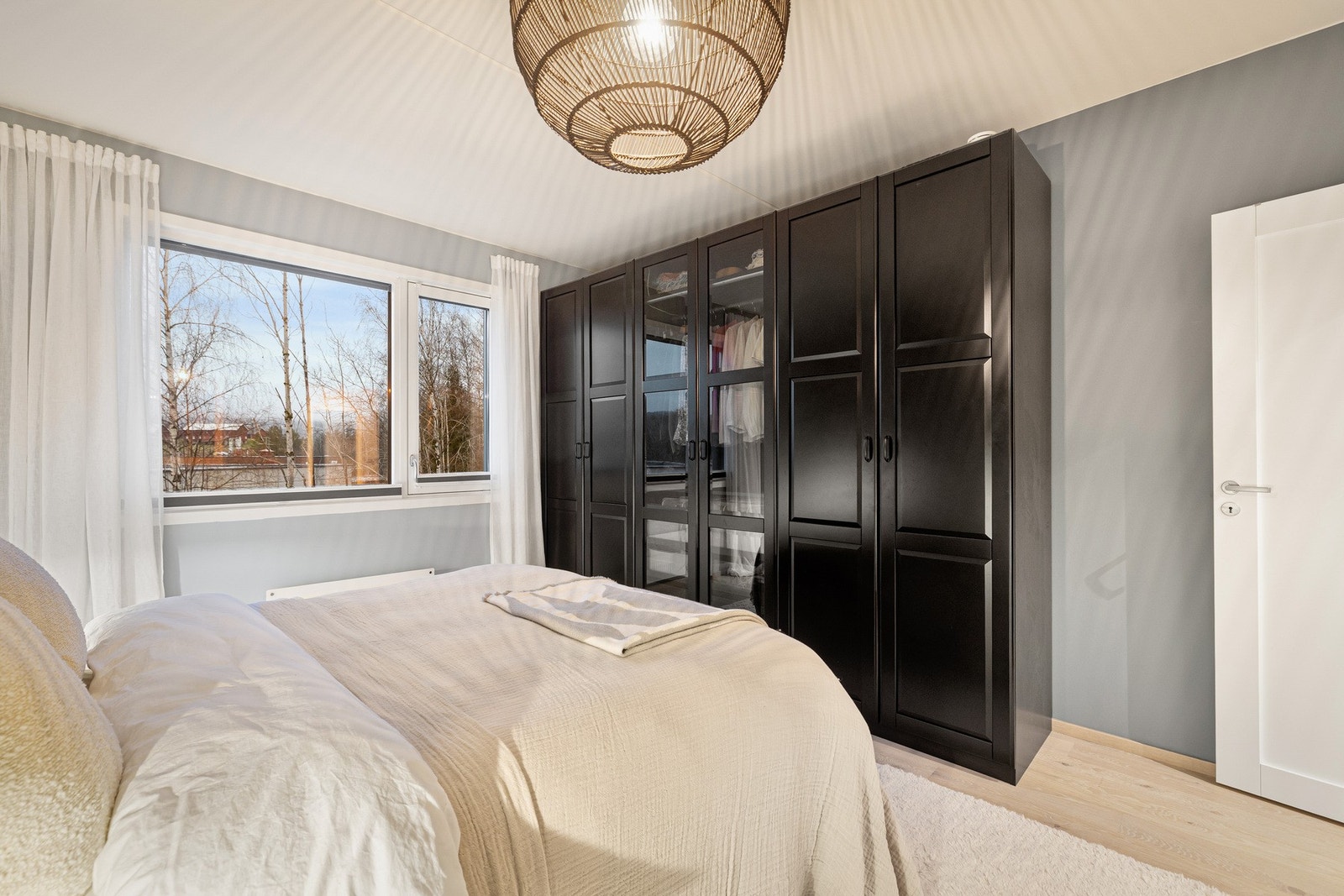 Garderobeskap medfølger. Galleribilde