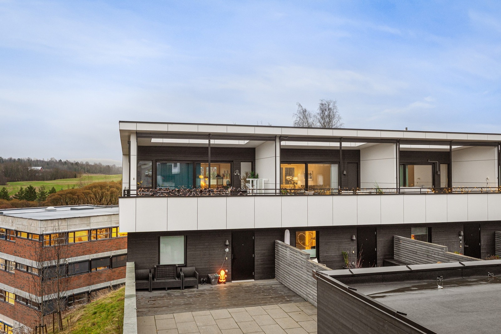 Rekkehusene ligger på et høydedrag som gir svært gode utsiktsforhold fra toppetasjen. Galleribilde