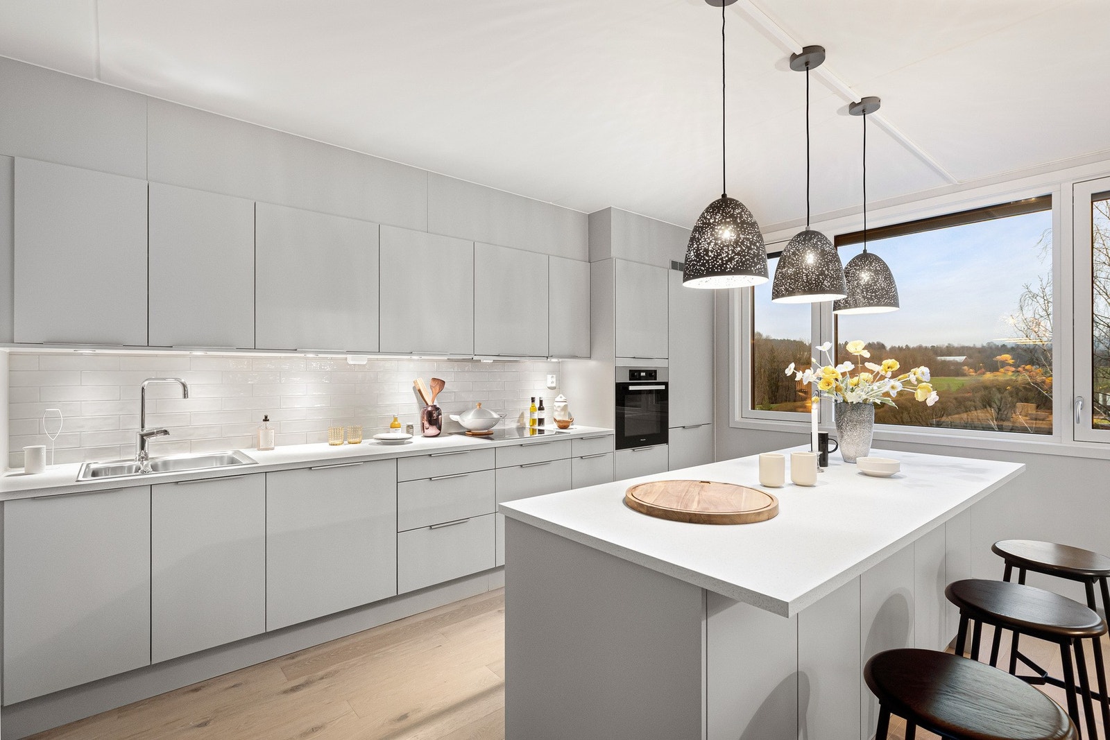 Innbydende og romslig kjøkken, godt tilpasset storfamilien. Rikelig med både skap- og benkeplass. Galleribilde