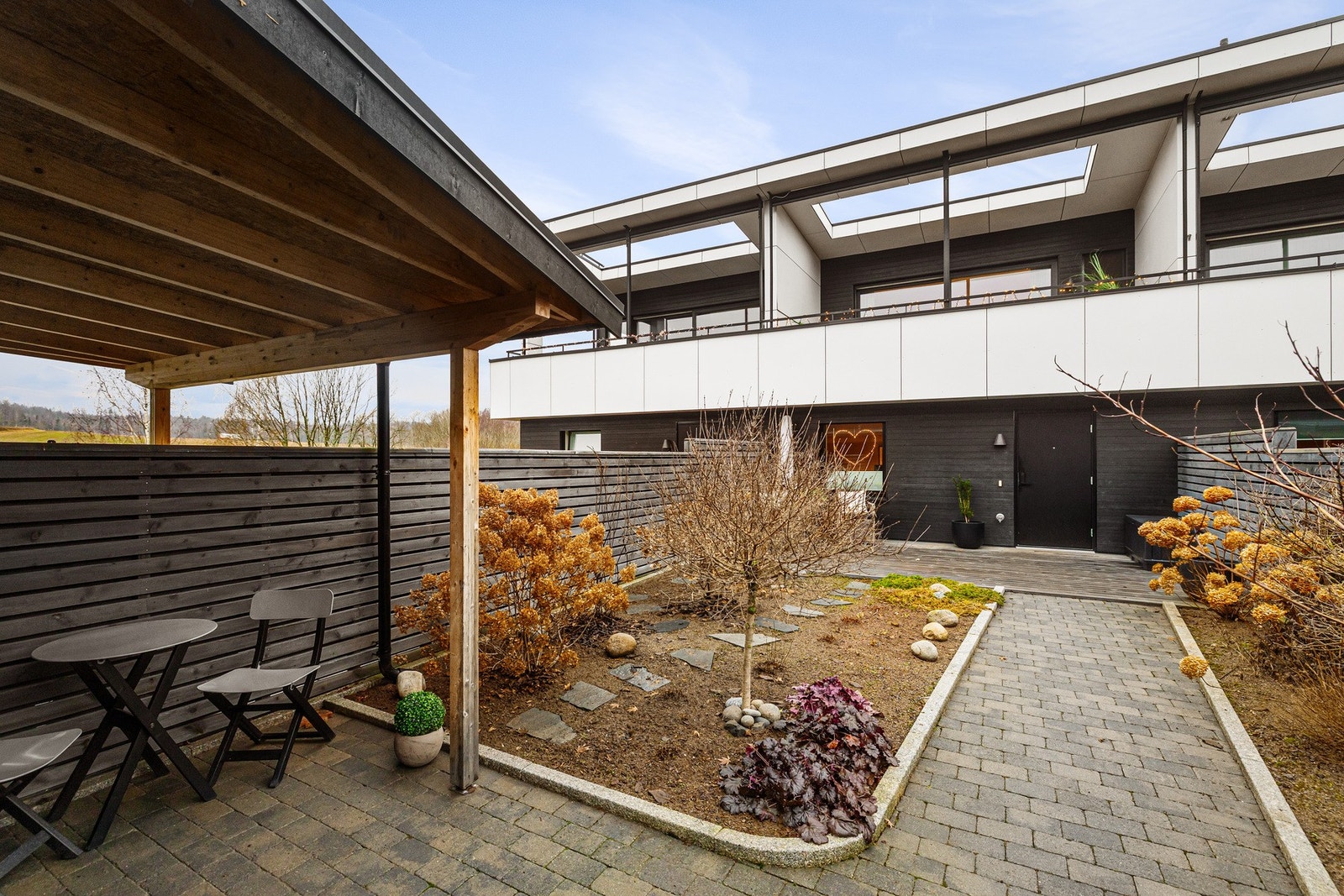 Et innholdsrikt rekkehus som byr på "enebolig-følelsen", uten alt ekstra vedlikehold som medfølger. Her kan du få en enklere hverdag med tid til å leve. Galleribilde