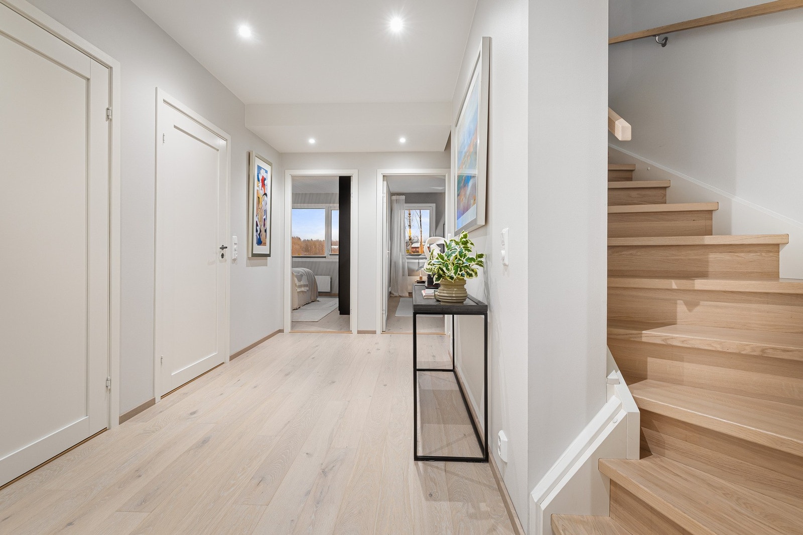 I 1. etasje finner man tre soverom, bad og wc samt entré. Galleribilde