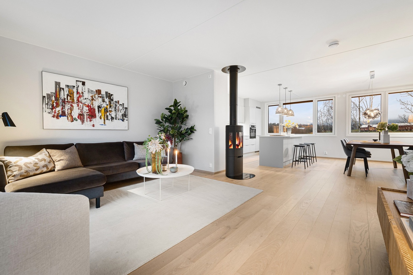 Den gjennomgående planløsningen med store vindusflater gir gode sol-, lys- og utsiktsforhold. Galleribilde