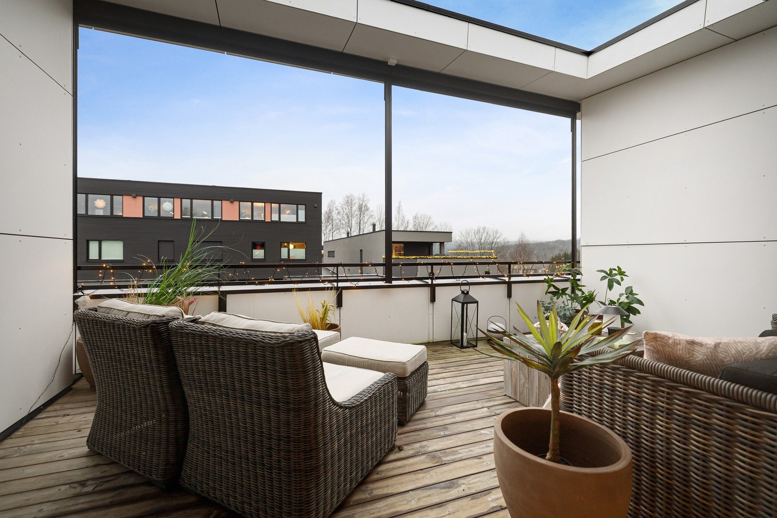 Uteplassen viser seg fra sin beste side på sommerstid, men kan fint benyttes ved flere årstider. Utvendig markise. Galleribilde