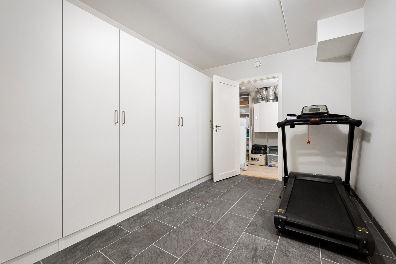Det er til og med plass til tredemølle. Sett videre inn mot teknisk rom. Galleribilde