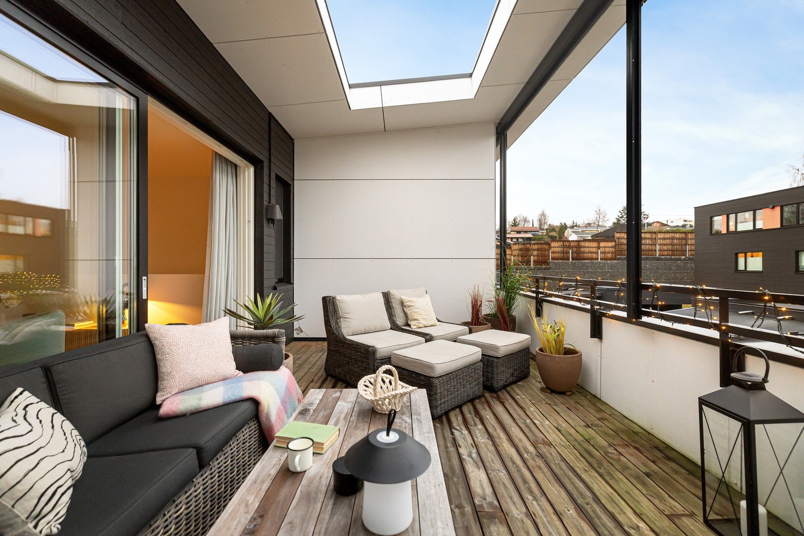 Takterrassen på 19 m2 fungerer som en forlengelse av det sosiale allrommet. Selger opplyser om sol fra formiddag til ca. 21-21.30 i sommermnd. Galleribilde