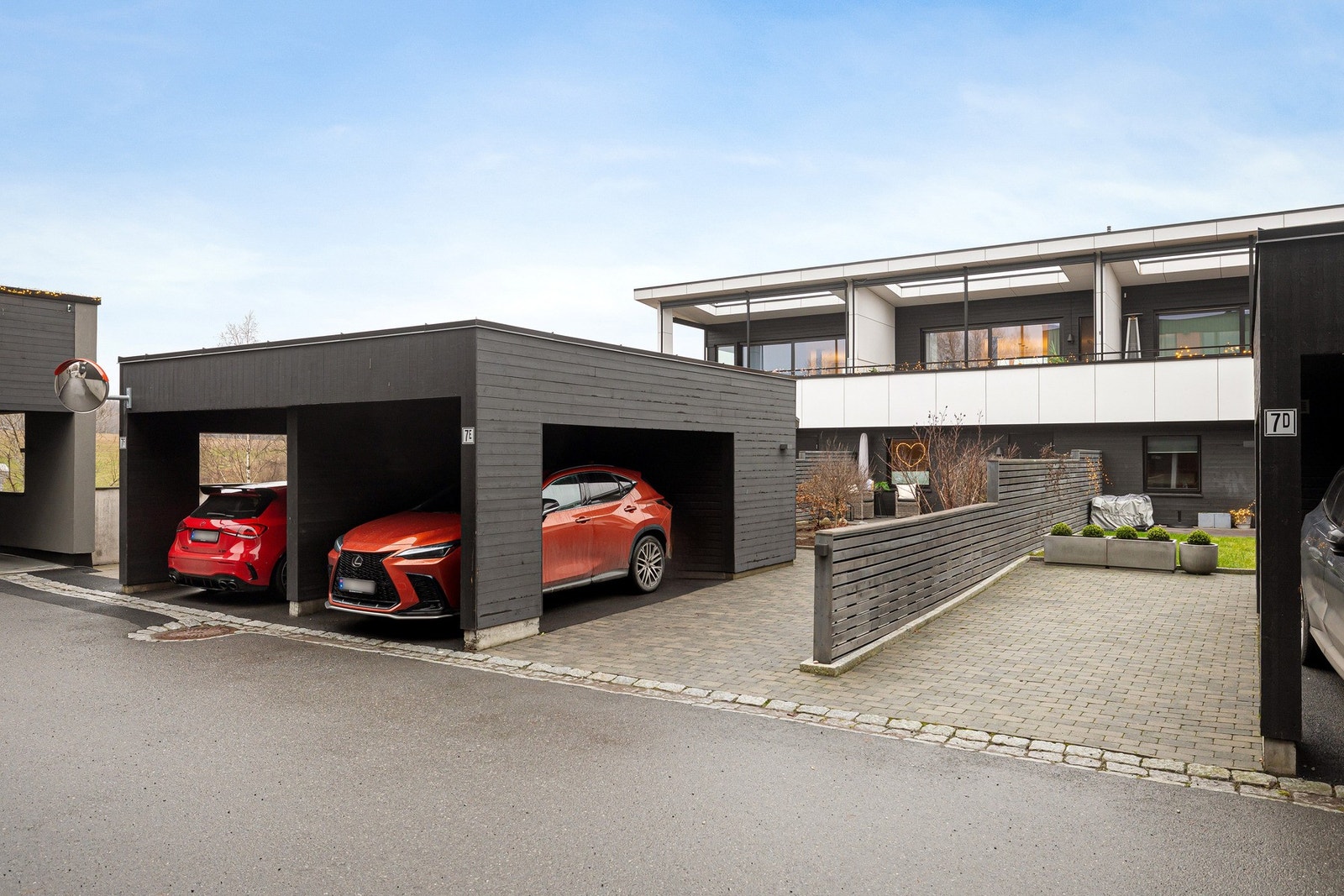 Carport med el-bil lader tilhørende boligen. Galleribilde