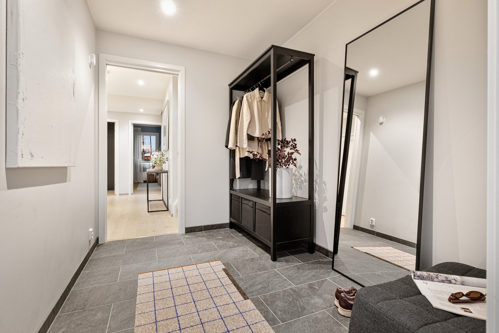 Romslig entré med varmekabler i gulvet. Galleribilde