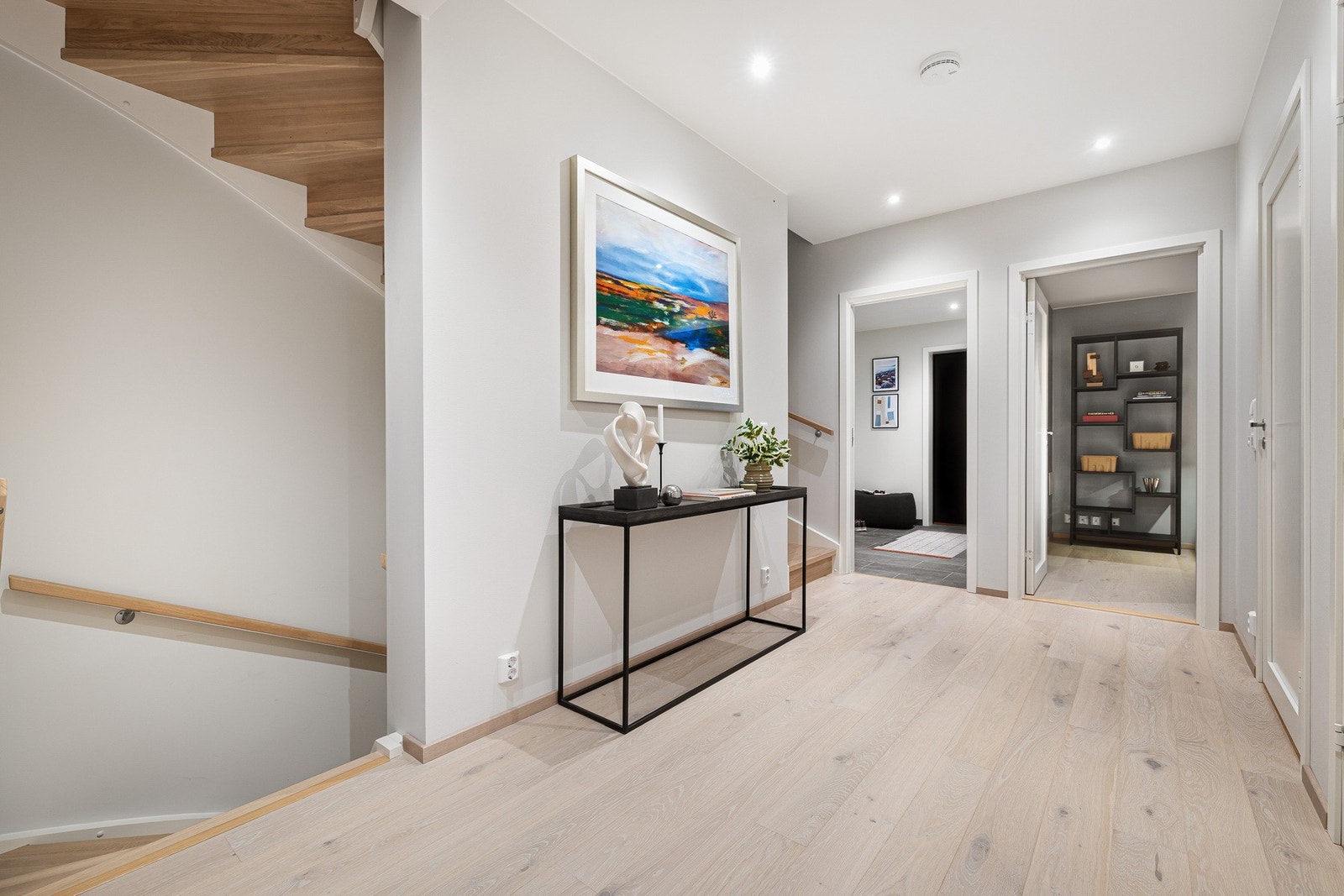 Tilbake i 1. etasje finner man boligens entré og inngangsparti. Galleribilde