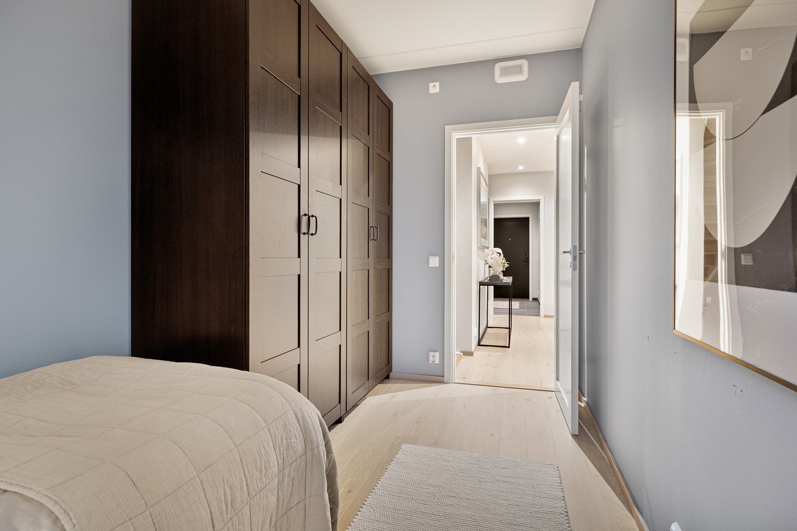 Rikelig med oppbevaringsplass i medfølgende skap. Galleribilde