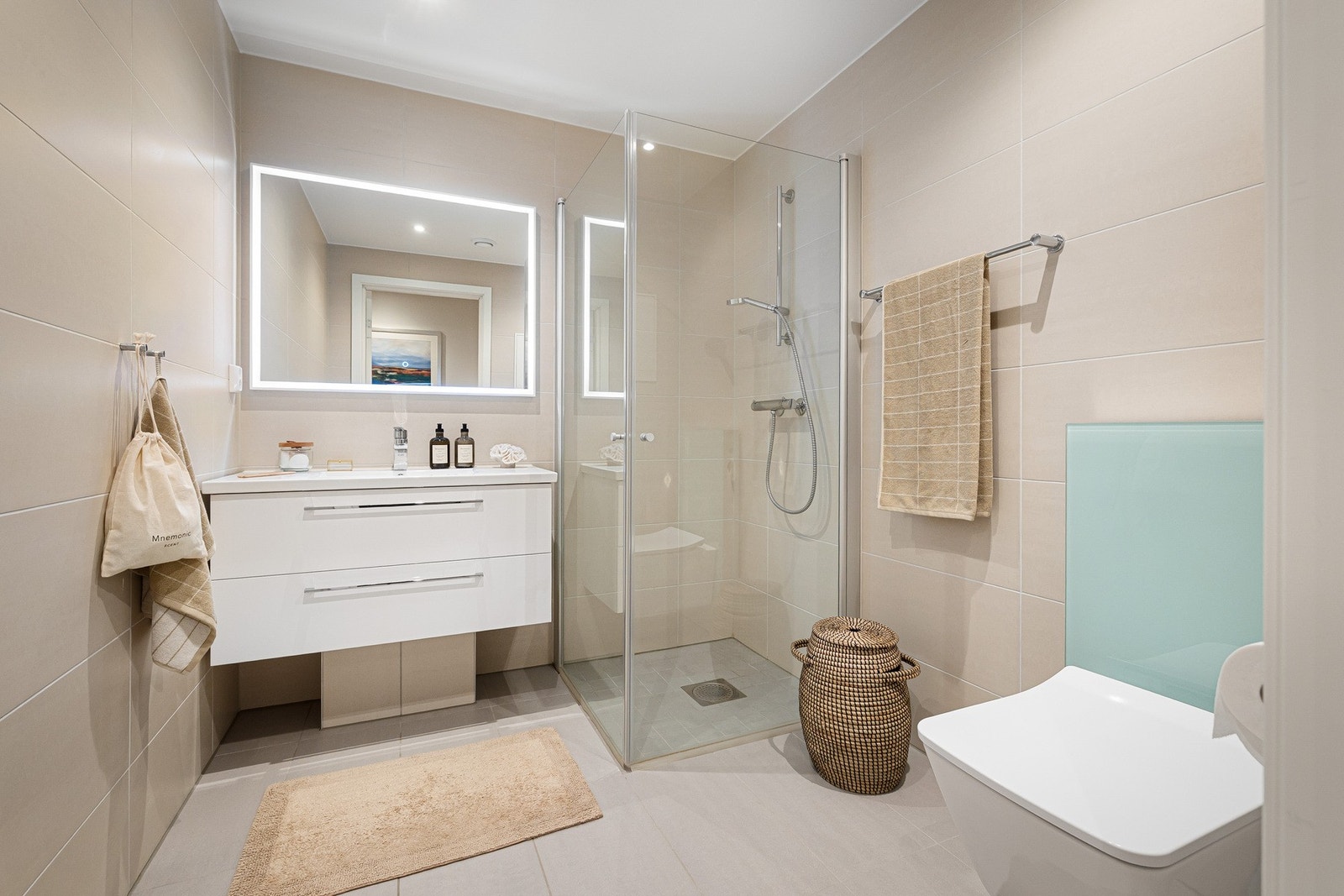 Bad I. Det er to bad i boligen, fordelt i 1. etasje og underetasjen. Varmekabler i alle våtrom og WC. Galleribilde