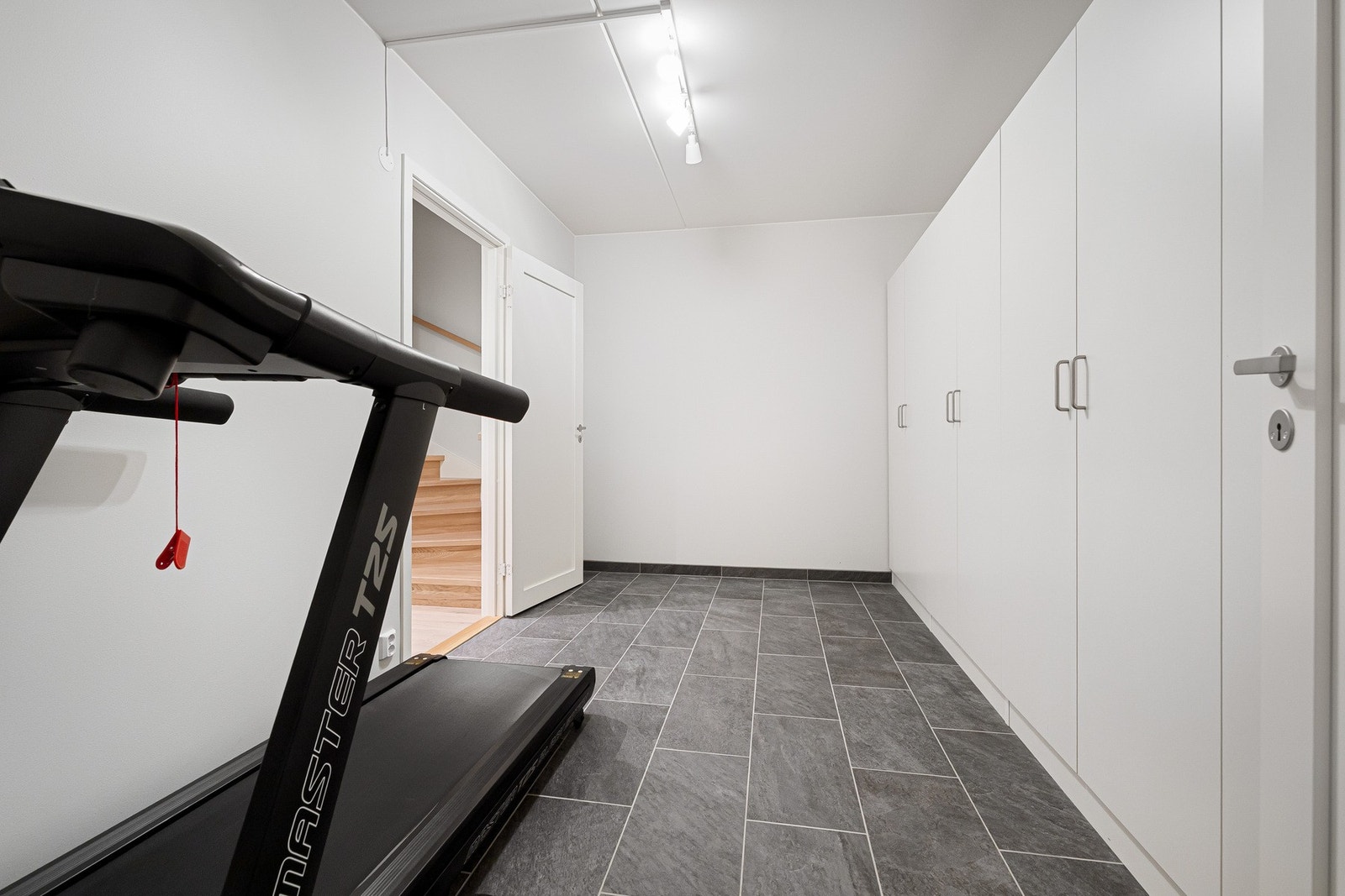 I den innvendige boden er det nok med skapplass til hele familien. Skap medfølger. Galleribilde