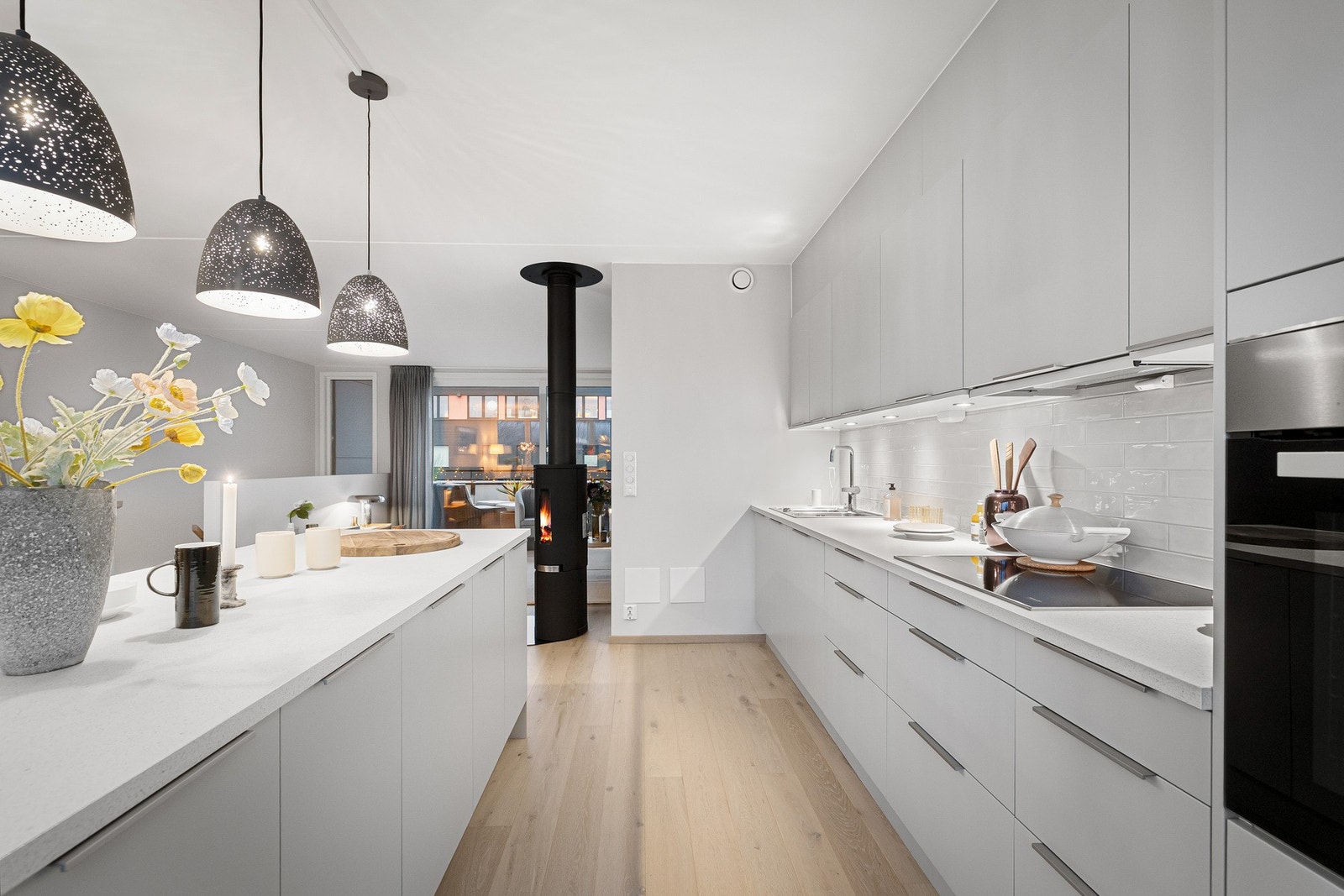 Norema innredning med induksjonstopp, stekeovn, oppvaskmaskin og kjøl/frys er integrert i innredningen. Galleribilde