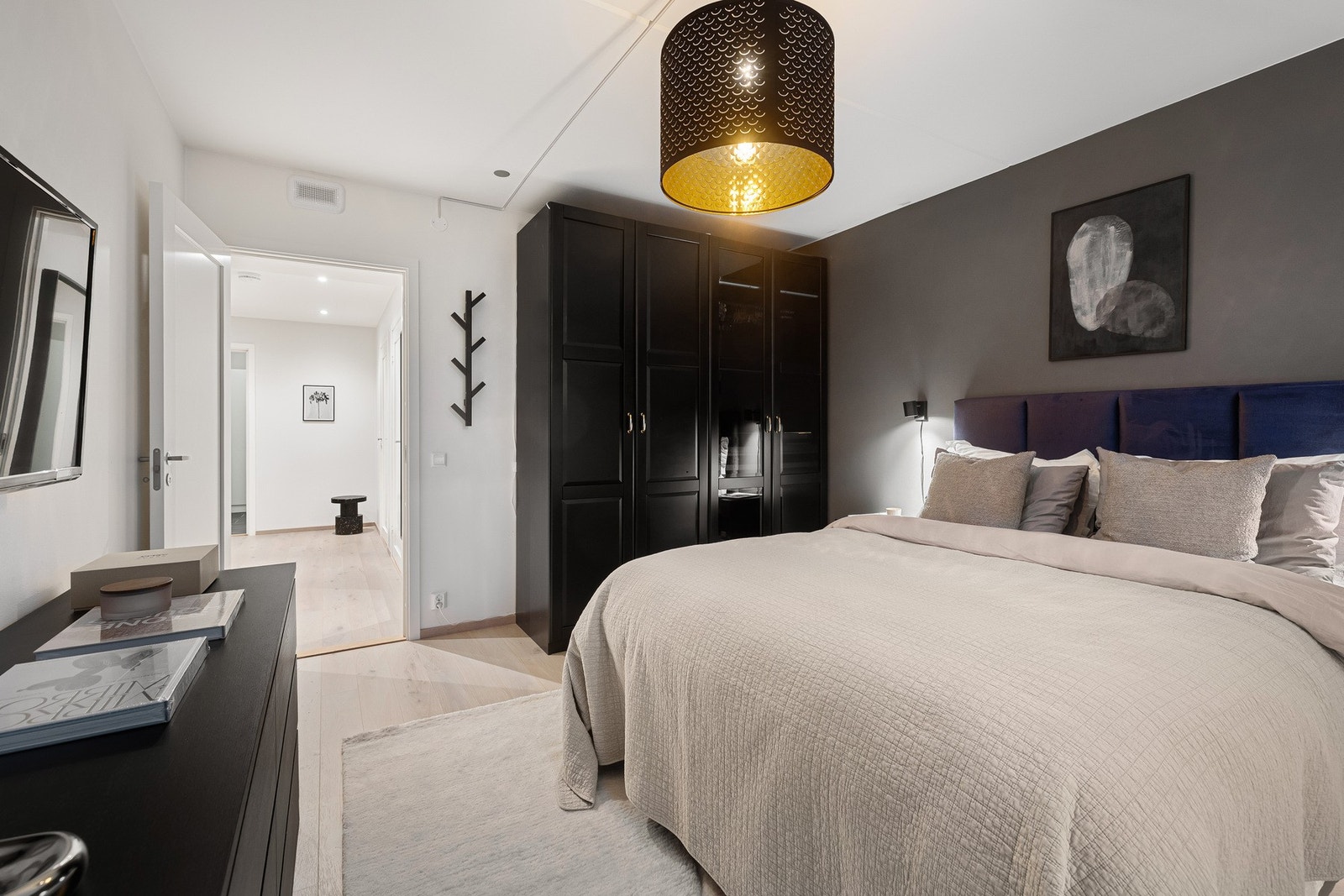 God plass til stor seng og oppbevaringsmøblement. Garderobeskap medfølger. Galleribilde