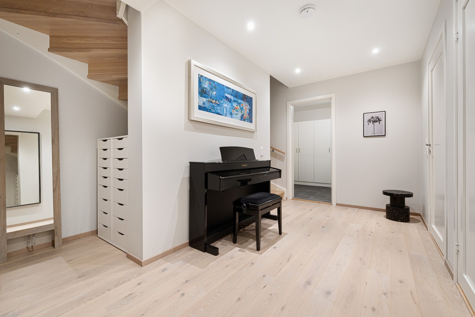 Boligen er godt utnyttet, innredet i åpent areal og med oppbevaringsplass under trappen. Varmekabler i gang (og bod - sett rett forut). Galleribilde