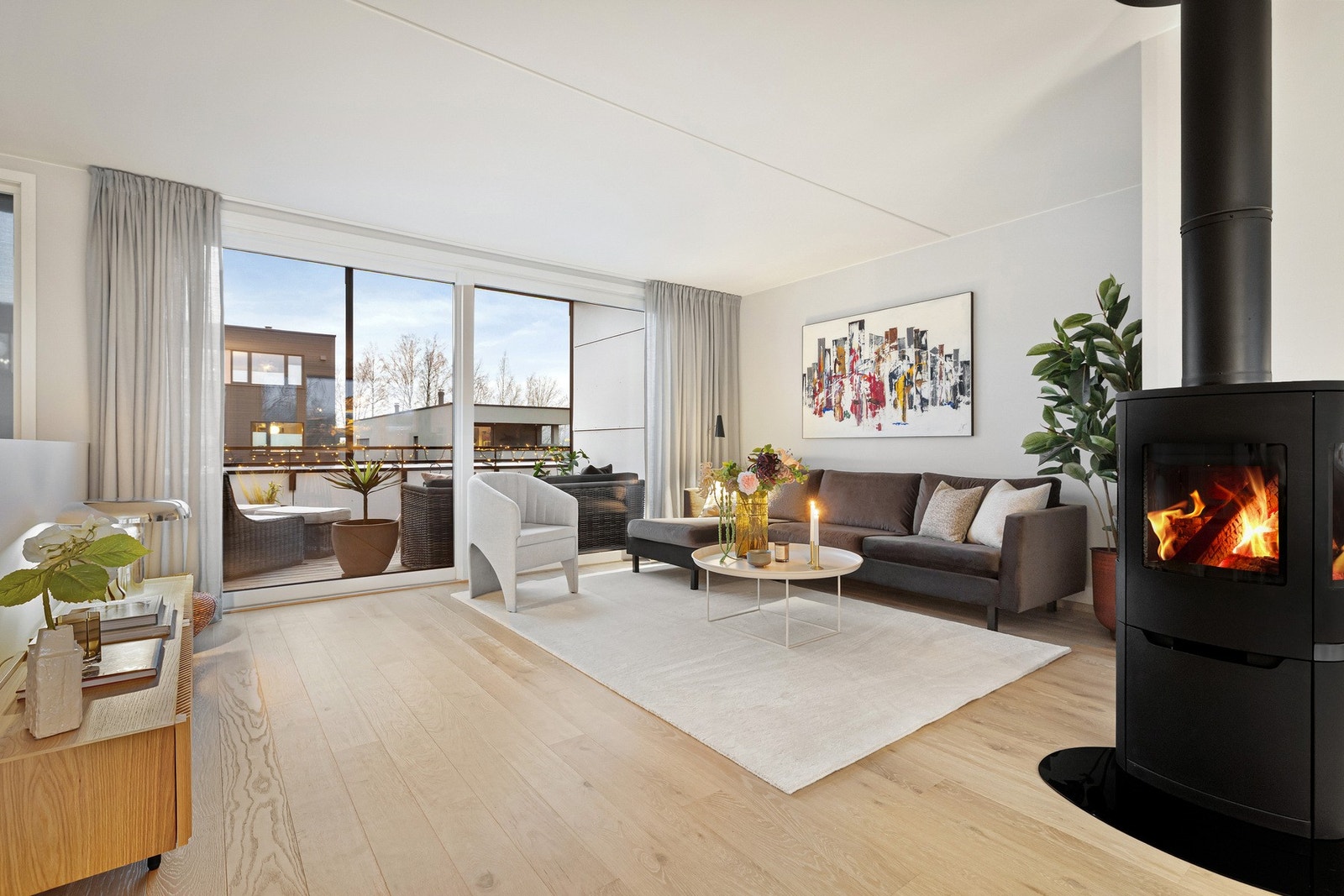 Peisen blir et naturlig midtpunkt mellom stue og kjøkken, og byr på en hjemmekoselig stemning (i tillegg til å bidra til en hyggeligere strømregning). Galleribilde