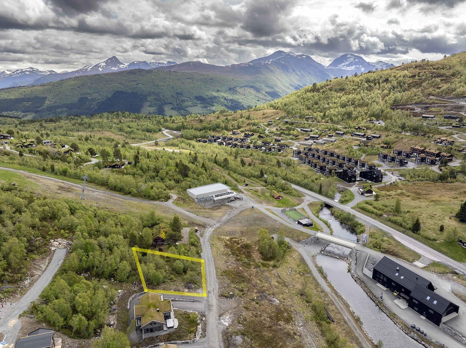 Strandafjellet tilbyr syv skiheiser, skibånd, barnepark, terrengpark, totalt 18 nedfarter samt et frikjøringsområde i toppklasse. Rett nedenfor tomten ligger også 25 km med preparerte langrennsløyper, inkludert en opplyst løype på 3 km. Galleribilde