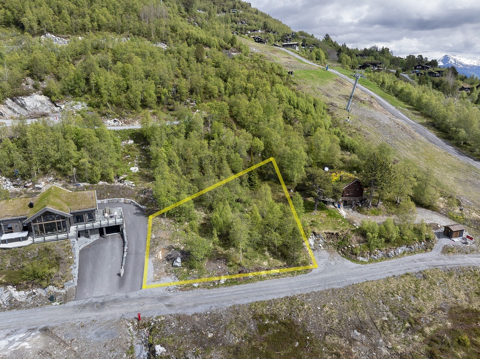 Tomten har en solrik sørvendt beliggenhet med direkte ski-in/ski-out tilgang via Roaldsheisa. Galleribilde