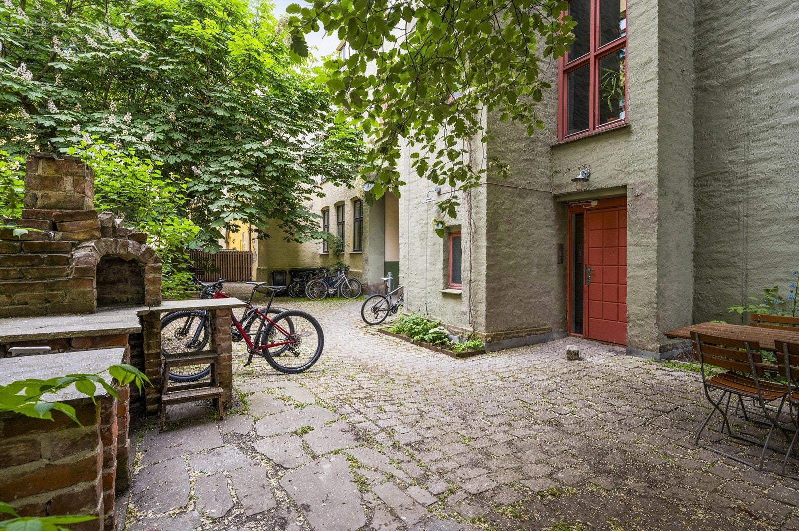 Indre gårdsrom er pent opparbeidet med beplantning, sykkelstativ og steinsatte gangarealer. Galleribilde