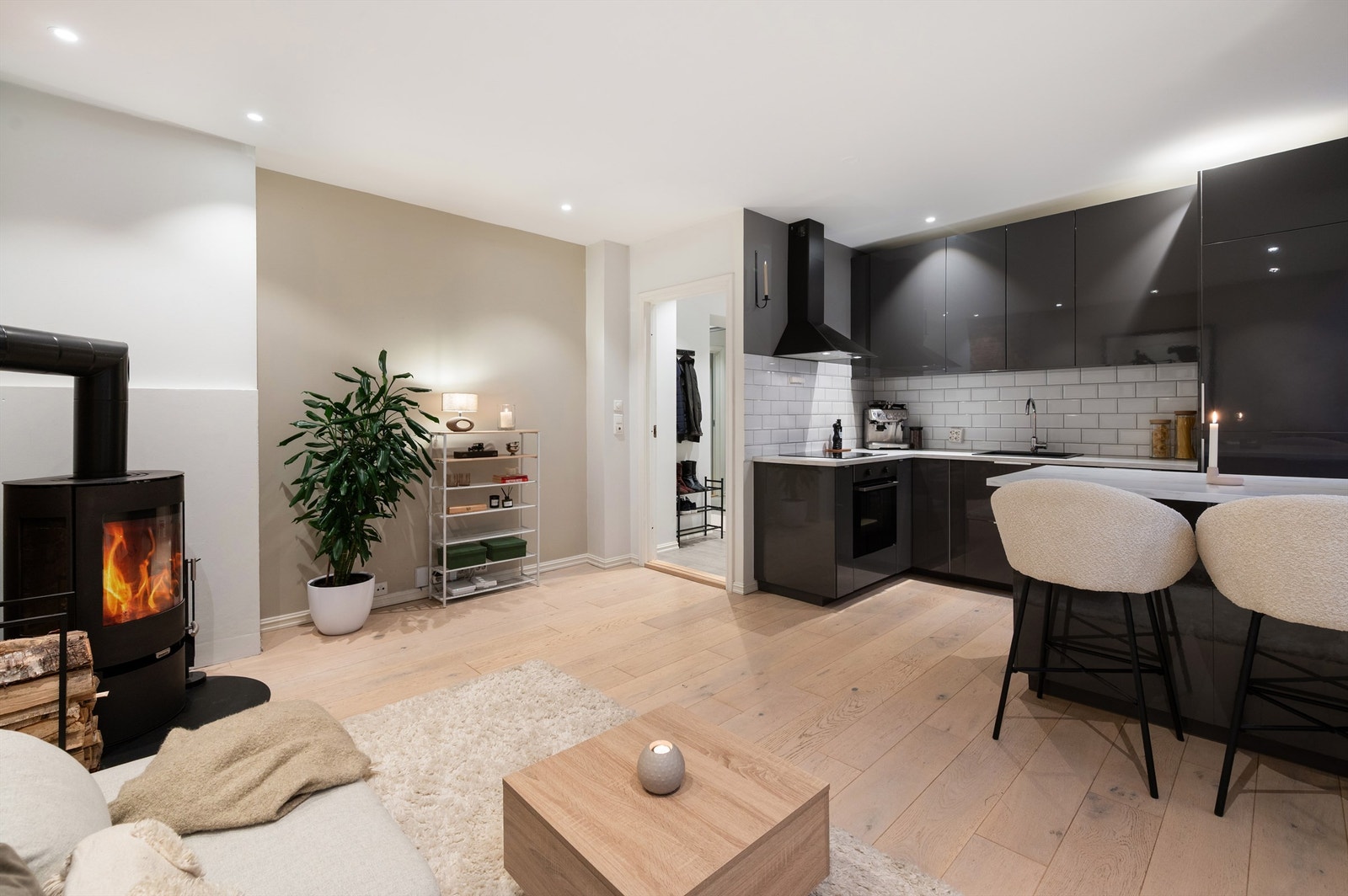 En lekker og innbydende leilighet med velholdte og tidløse overflater, en god planløsning og sentral beliggenhet på populære Grünerløkka. Galleribilde