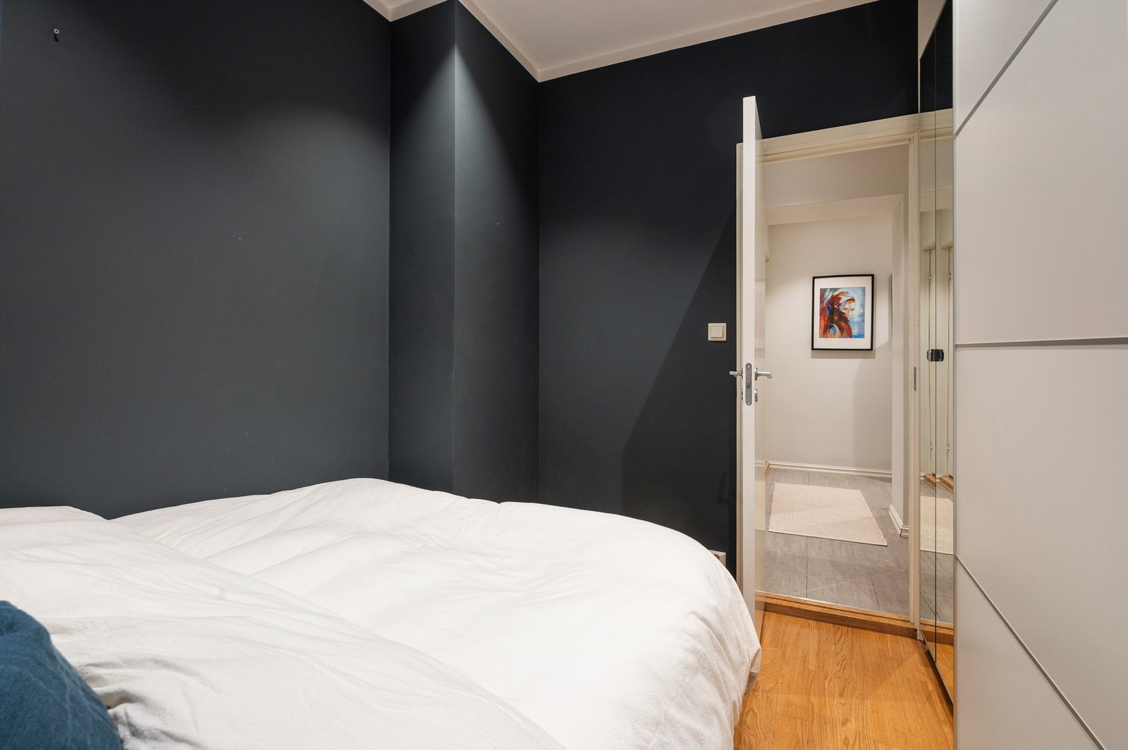 Det er rikelig med plass til dobbeltseng og godt med oppbevaringsplass i skyvedørsgarderobe. Galleribilde