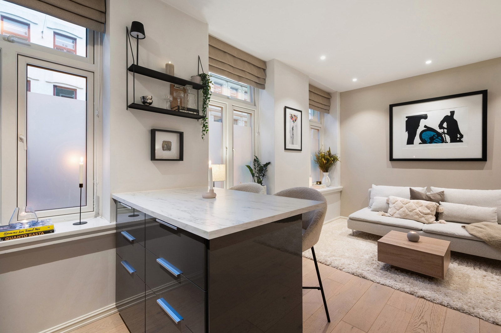 Store vinduer gir mye naturlig lysinnslipp. Galleribilde