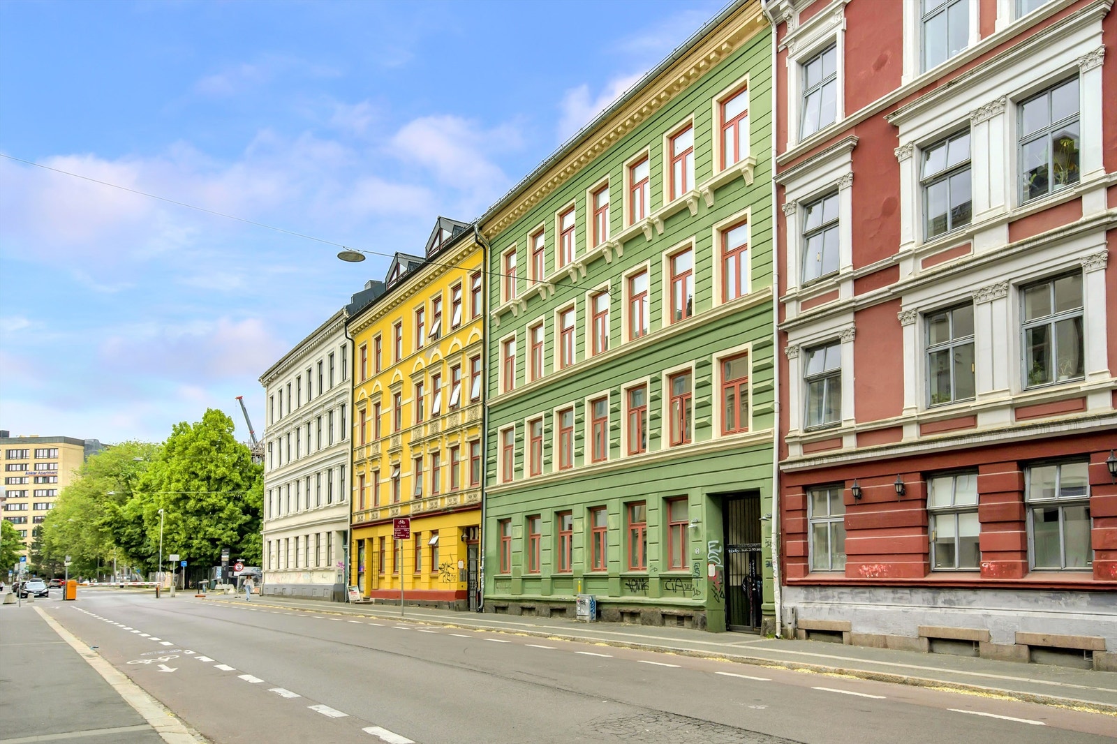 Dette er leiligheten for deg som ønsker å bo "midt i smørøyet", men samtidig tilbaketrukket i stille og rolig gate. Her har du alt av nærliggende fasiliteter i umiddelbar nærhet. Galleribilde