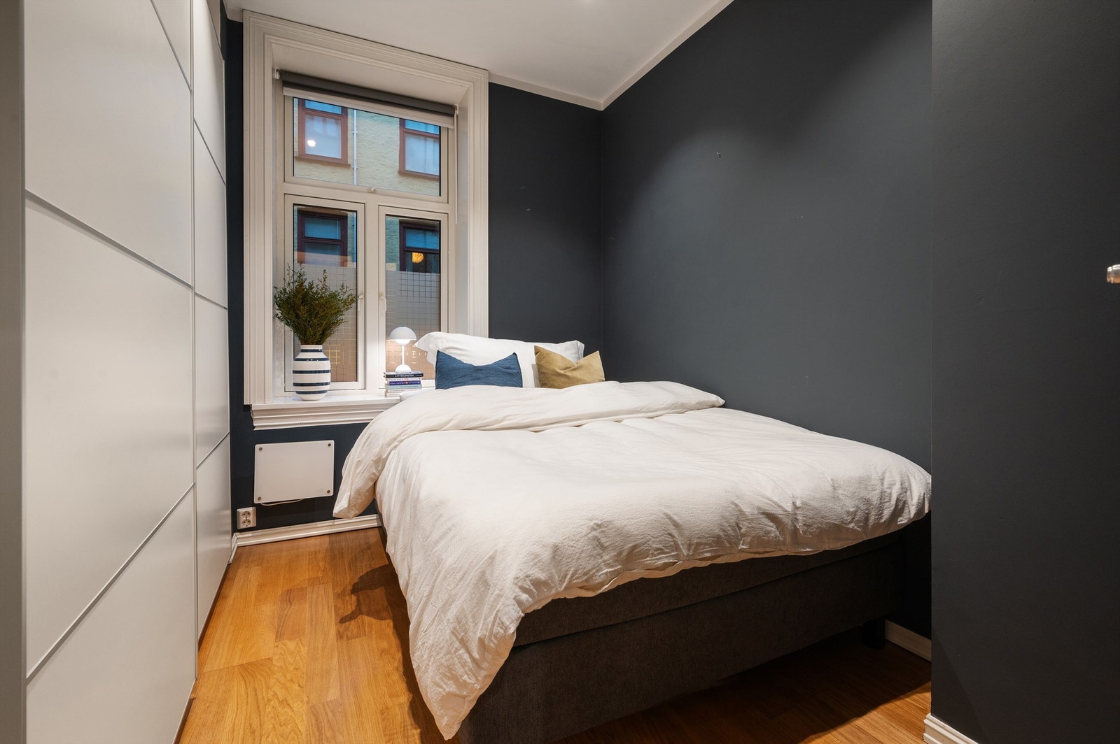 Leilighetens soverom har god størrelse og vender ut mot den rolige og idylliske bakgården. Galleribilde