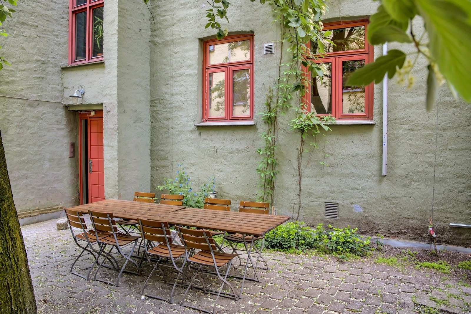 Her kan venner og naboer møtes til hyggelig sammenkomst og nye de varme sommerdagene! Galleribilde