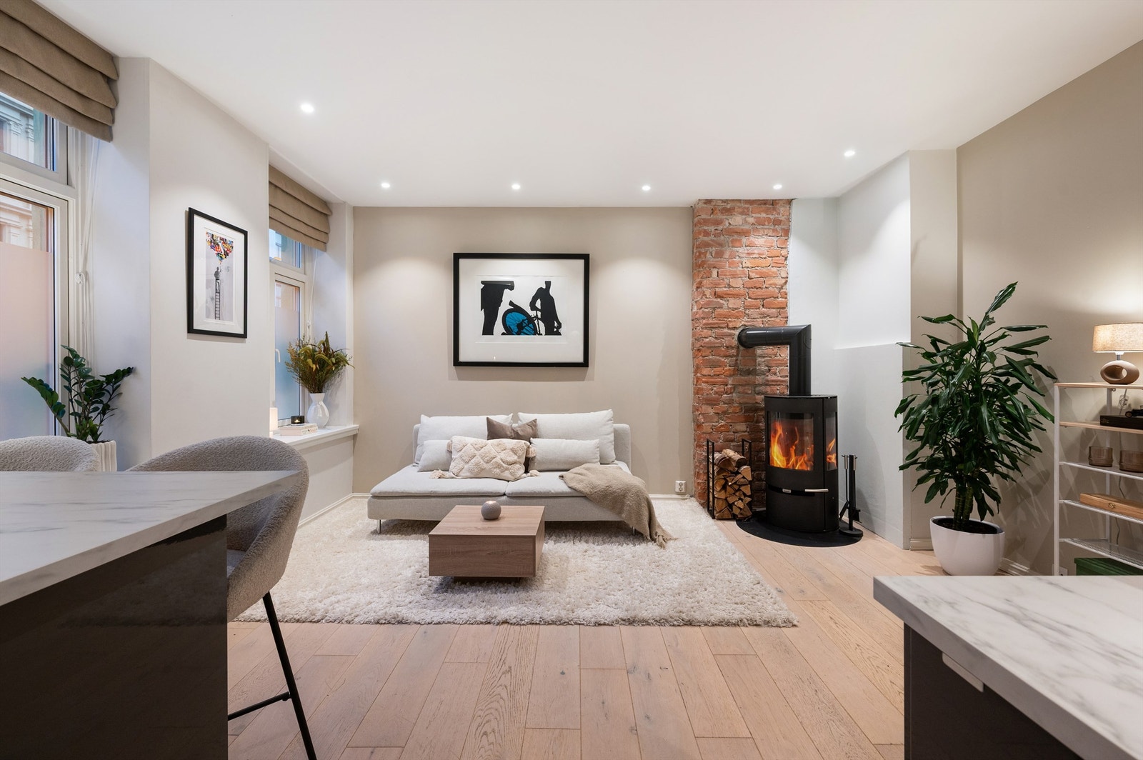 Rommet er holdt i lyse og nøytrale nyanser, som skaper en luftig og åpen romfølelse. Galleribilde