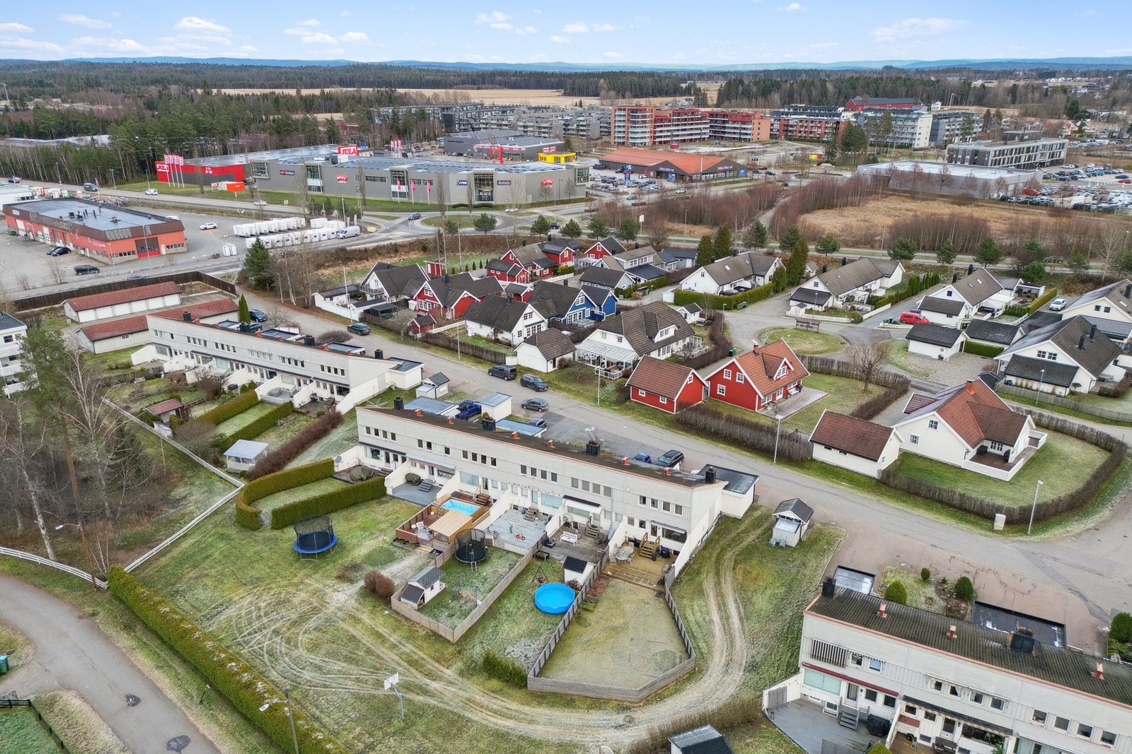 For pendlere er beliggenheten midt i blinken. Jessheim stasjon ligger kun en kort tur unna og gir raske og hyppige forbindelser til både Oslo, Gardermoen og andre knutepunkter. Galleribilde