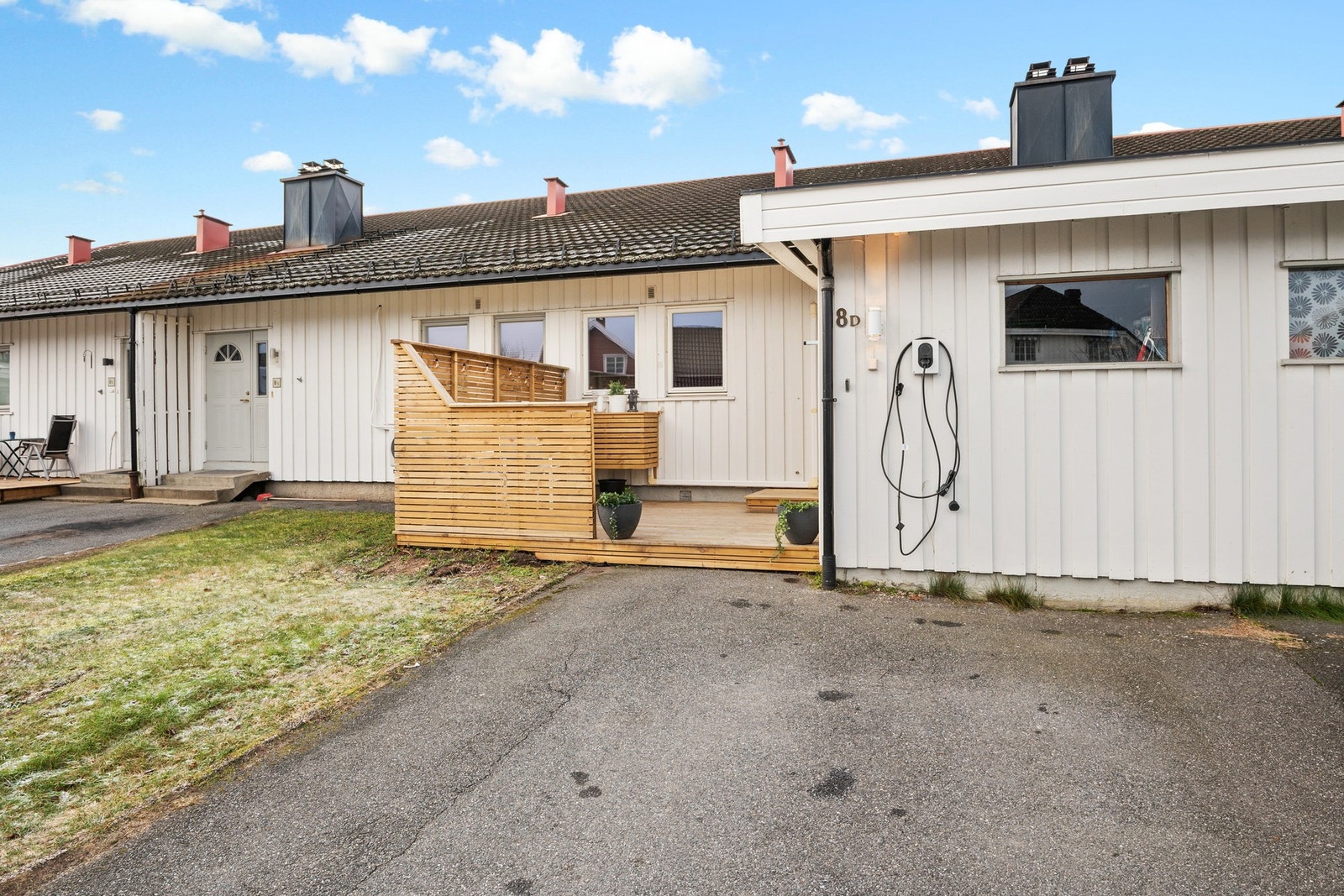 Her får du en sjelden kombinasjon av rolig beliggenhet, moderne nærmiljø og kort vei til alt du trenger i hverdagen. Galleribilde