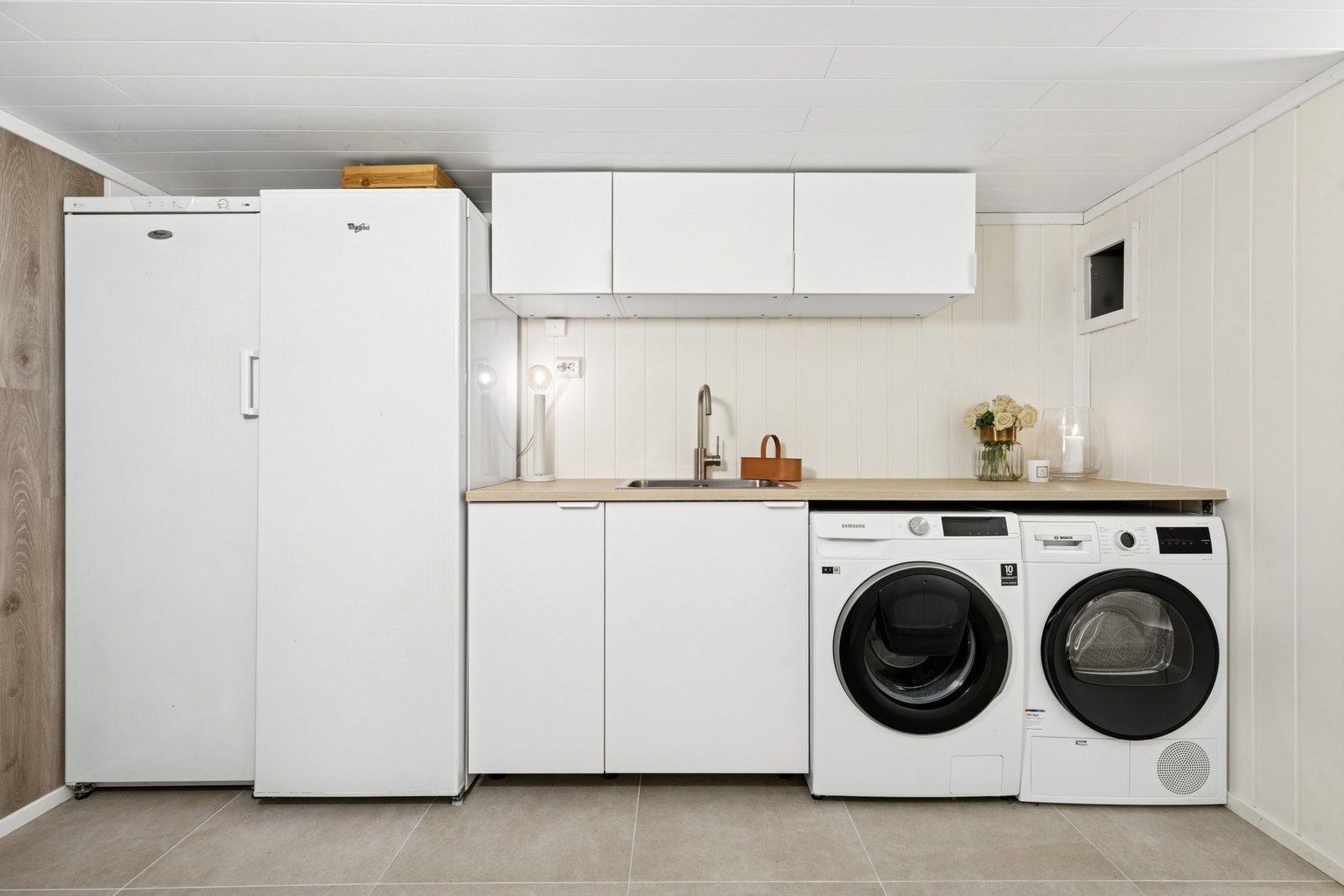 I boligens kjelleretasje finner du et stort og praktisk vaskerom. Galleribilde