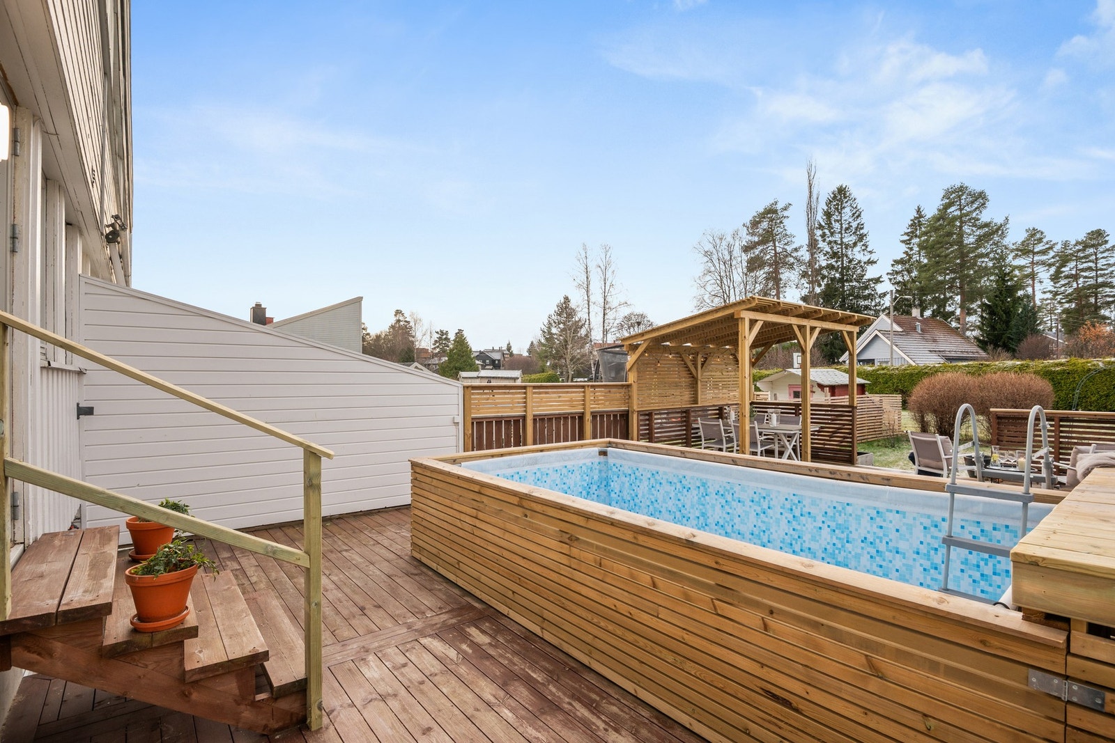 Fra spisestuen har du adkomst til en flott terrasse som kan nytes om sene sommerkvelder eller om solrike dager. Galleribilde