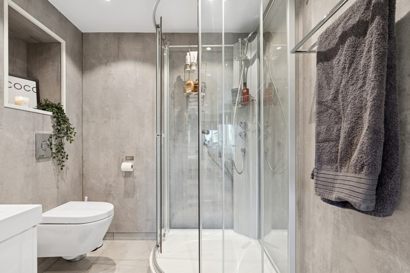 Badet er utstyrt med dusjkabinett, Innebygd/vegghengt toalett og gulvvarme. Galleribilde