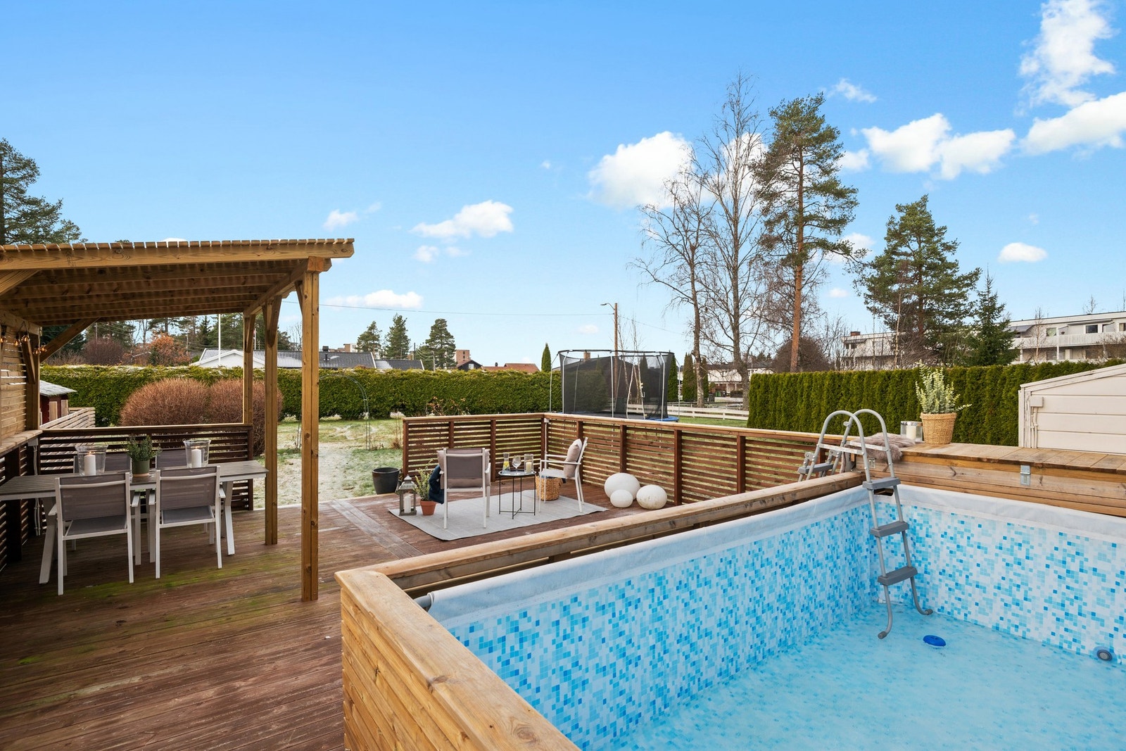 Seksmannsbolig over tre etasjer, med privat uteområde med innebygd basseng. Galleribilde