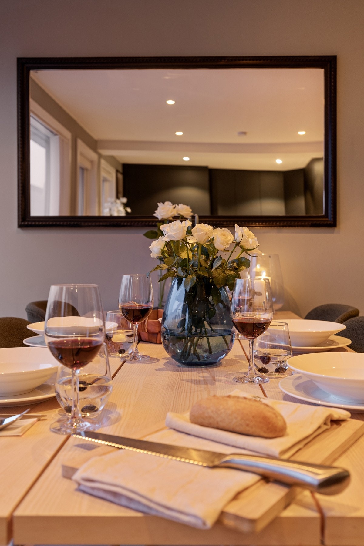 Hyggelig kveldsstemning rundt spisebordet. Galleribilde