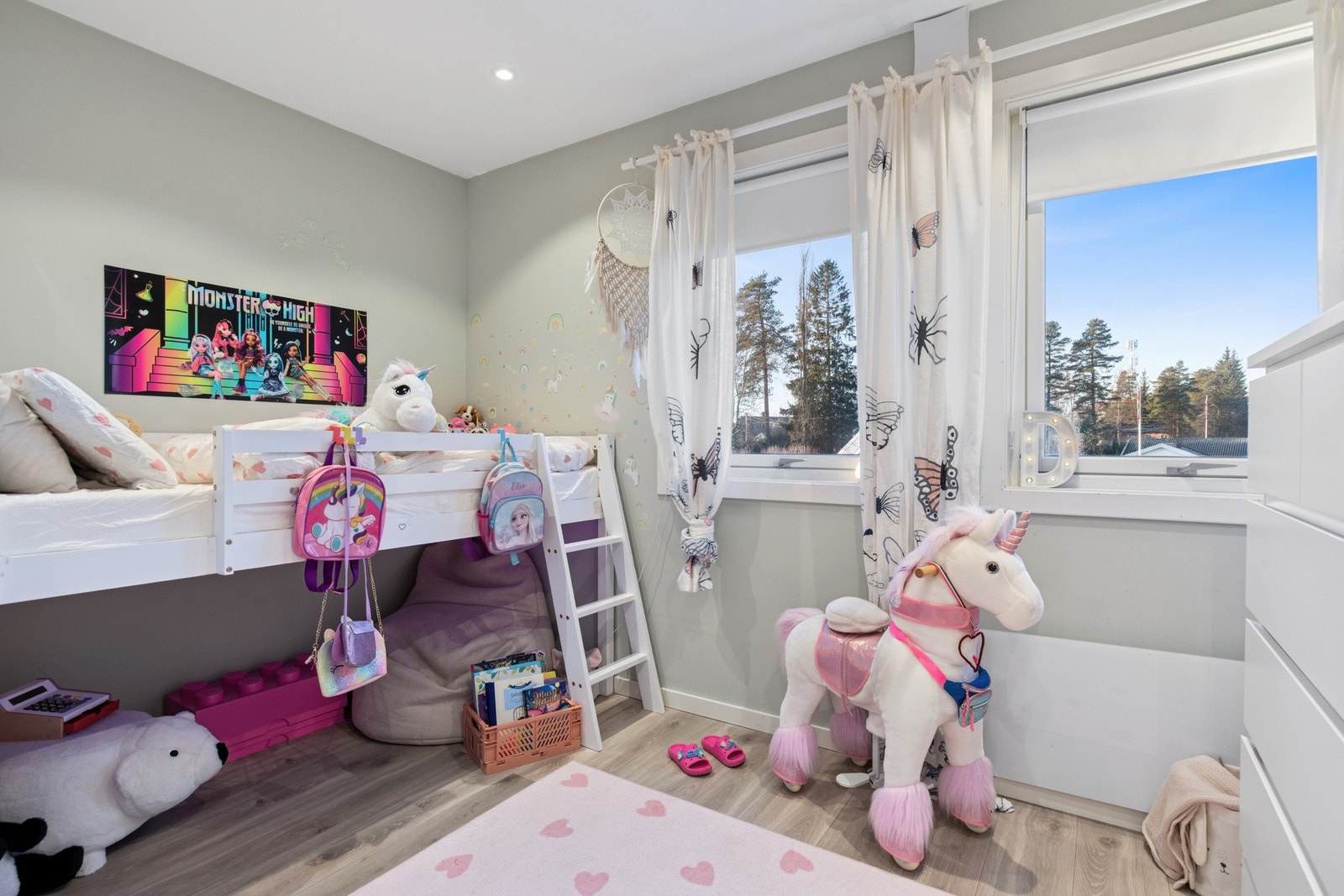 Boligens 3 soverom egner seg godt som barnerom, gjesterom eller hjemmekontor. Galleribilde