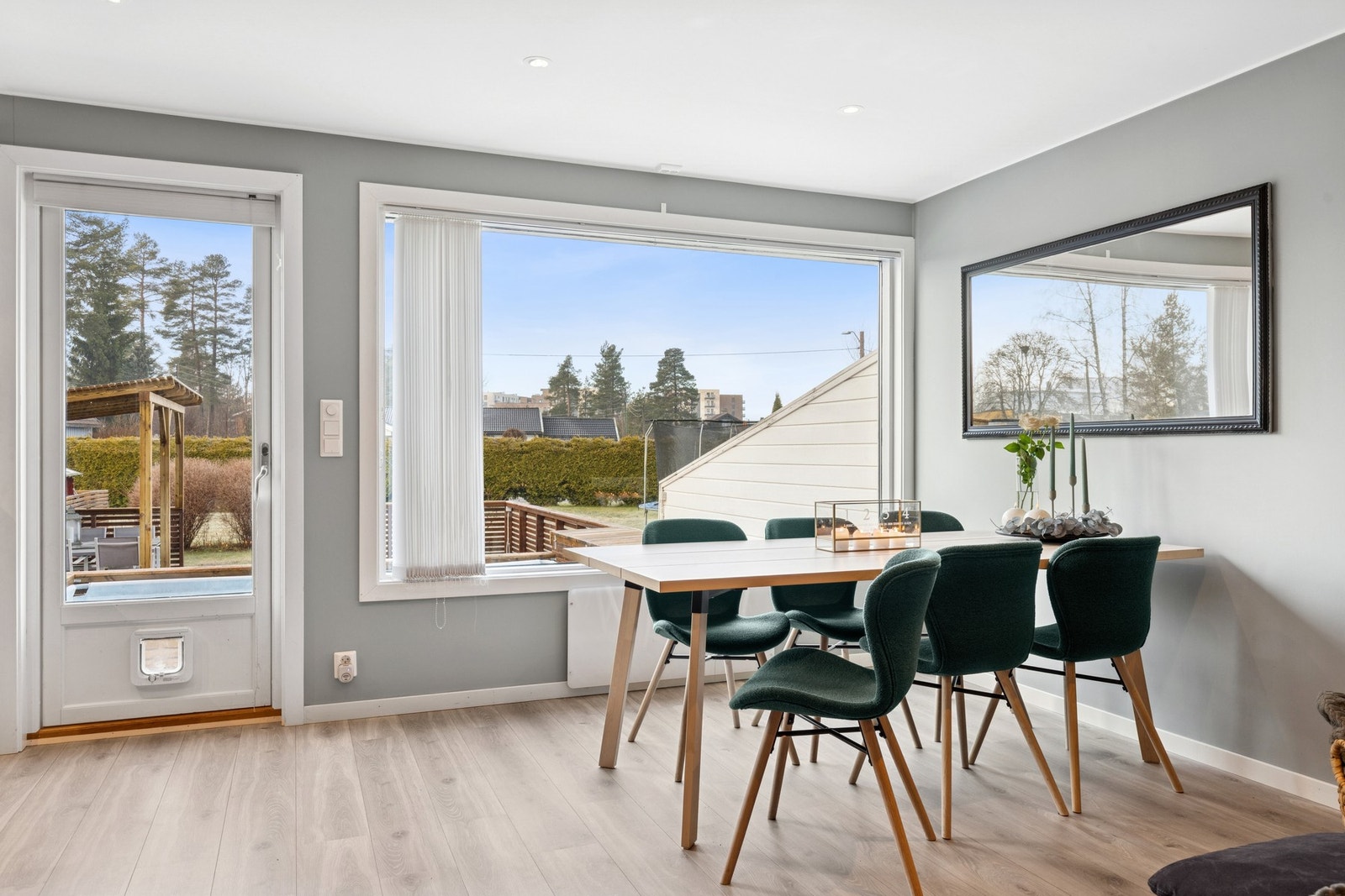 Store vindusflater gir et behagelig lys gjennom dagen. Galleribilde