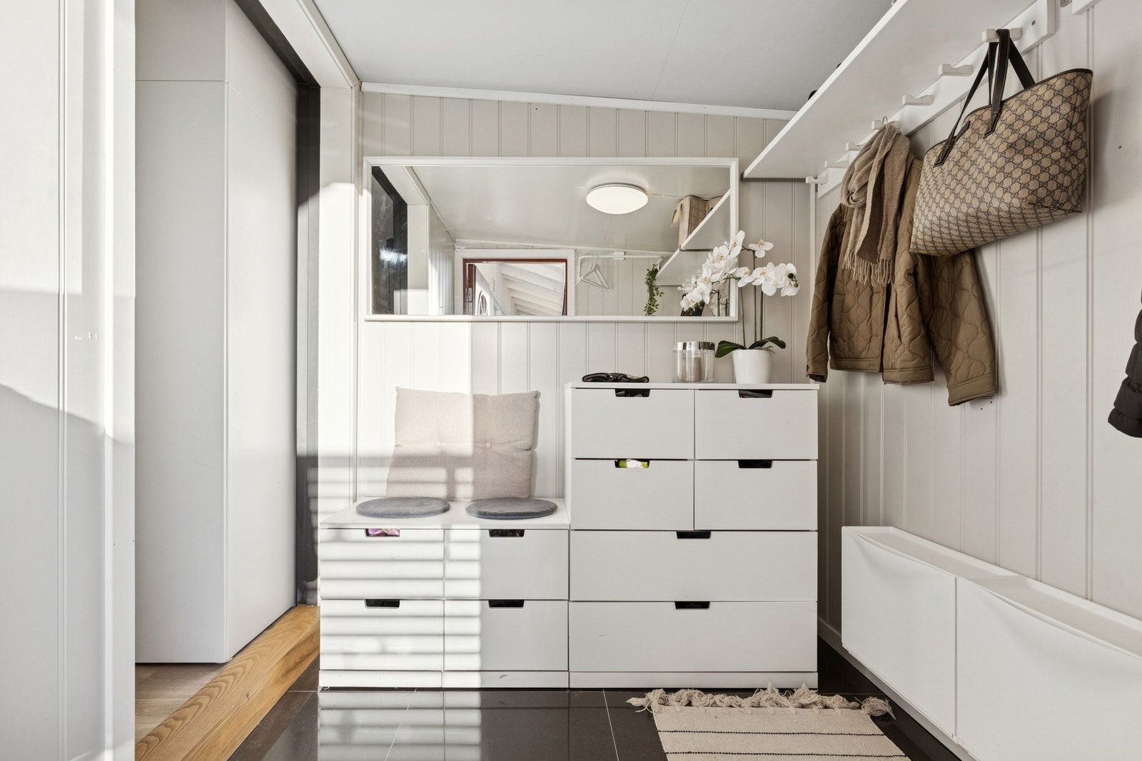 Boligen ønsker deg velkommen inn i en romslig gang med plass til yttertøy og sko. Her er det muligheter for garderobeløsning. Galleribilde