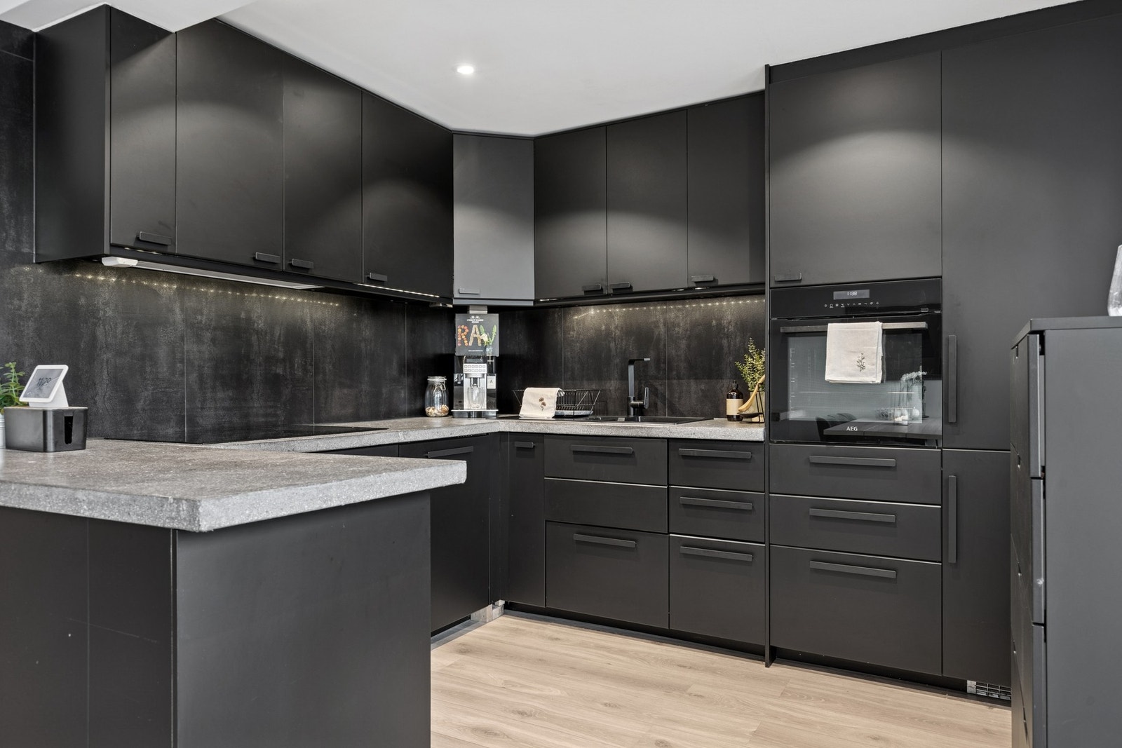 Stilrent kjøkken med gjennomført design fra 2020, med gode arbeidsflater. Galleribilde