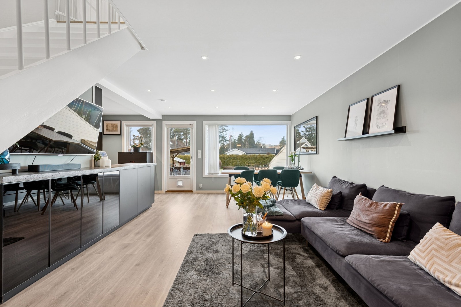 Videre inn i boligen kommer du inn i stuen. Her er det store vindusflater med godt lysinnslipp. Galleribilde