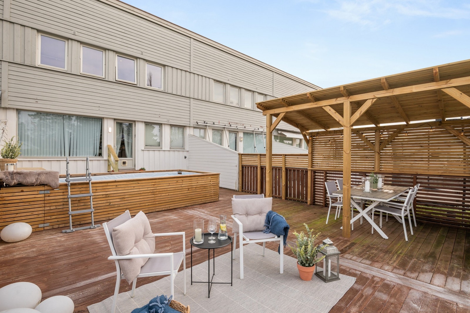 Eiendommen byr på en stor, herlig og solrik uteplass. Galleribilde