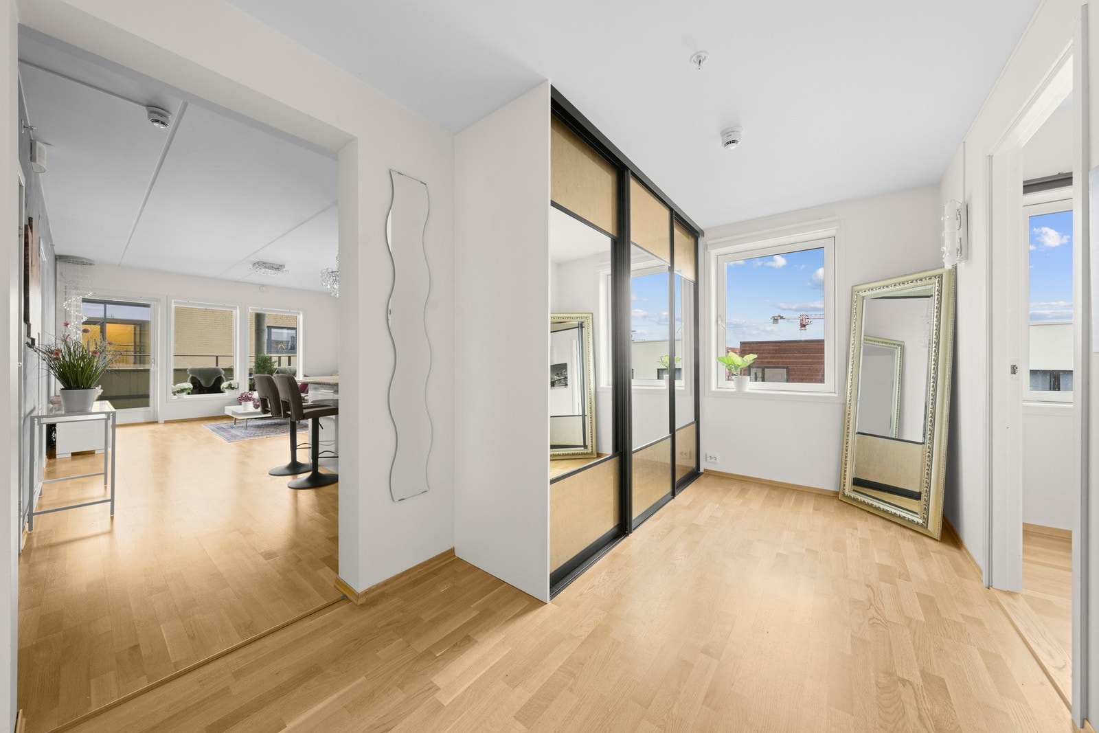 I entréen er det gode oppbevarings muligheter uten at det går på bekostning av arealet Galleribilde