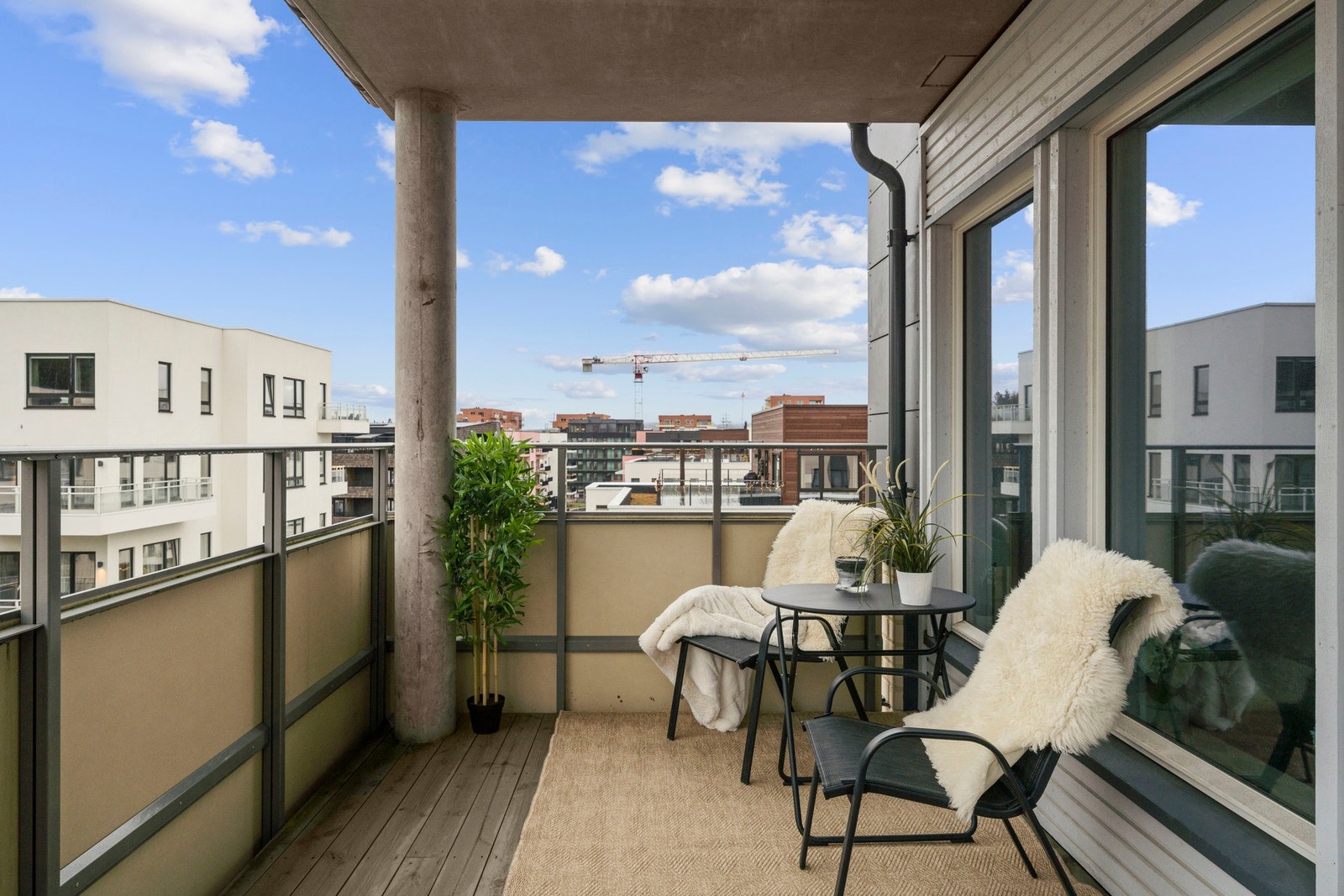 Dette er en topp- og hjørneleilighet med en god romfølelse og en vestvendt balkong på ca. 13 kvm Galleribilde