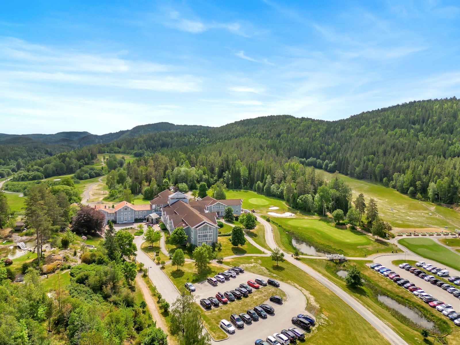 For golfentusiasten er det godt å vite at man har en 9-hulls og 18-hulls bane kun noen kilometer unna. Losby Gods er ett flott hotell i landlige omgivelser med mye å tilby Galleribilde