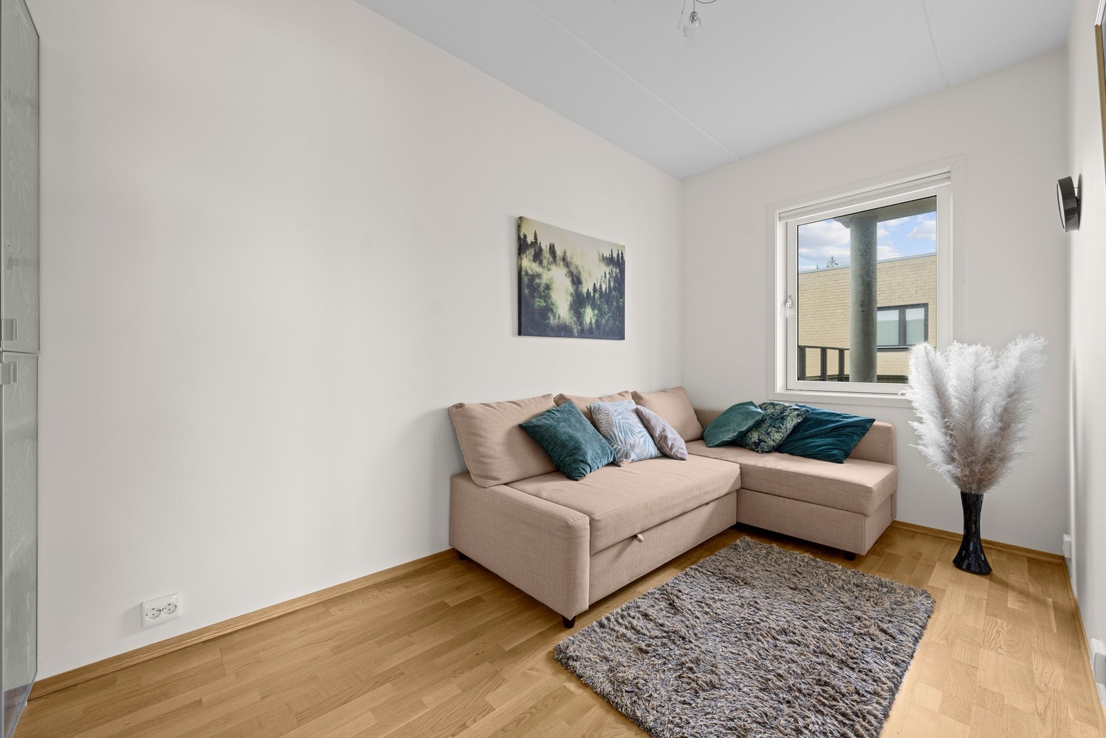 Det andre rommet kan brukes som både som et eget soverom, gjesterom eller kontor Galleribilde